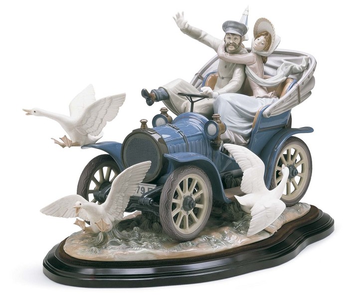 Lladro CAR IN TROUBLE  Porcelain Figurine