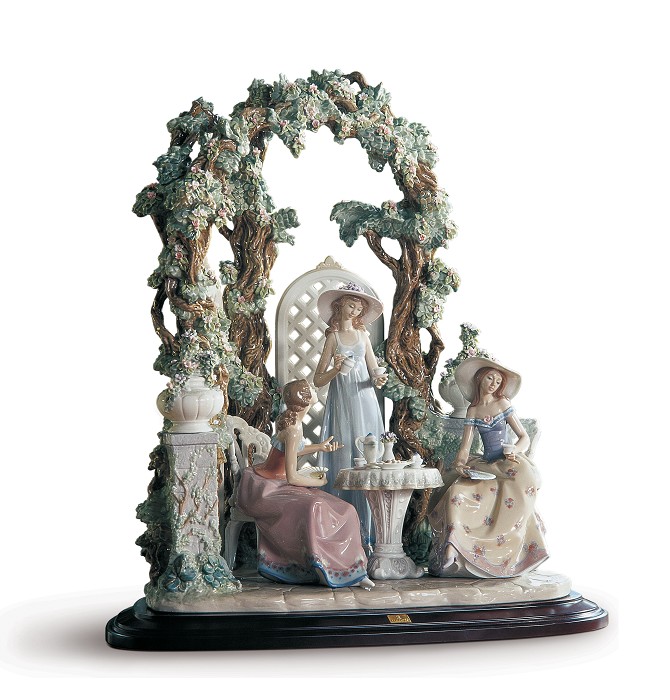 Lladro Tea in The Garden Porcelain Figurine