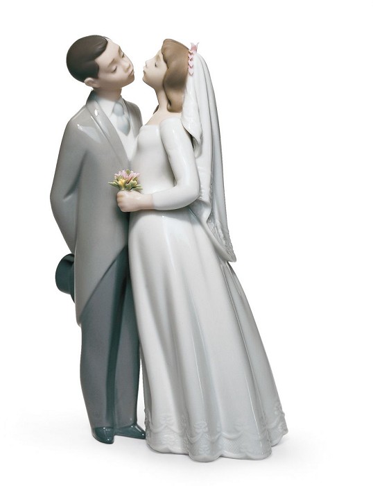 Lladro A Kiss to Remember Porcelain Figurine