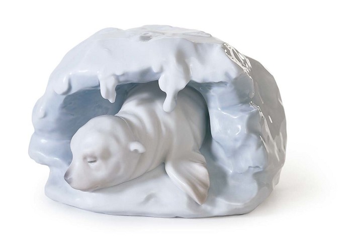 Lladro A Snowy Haven Porcelain Figurine