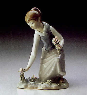 Lladro Girl Gathering Flowers 1971-93 Porcelain Figurine