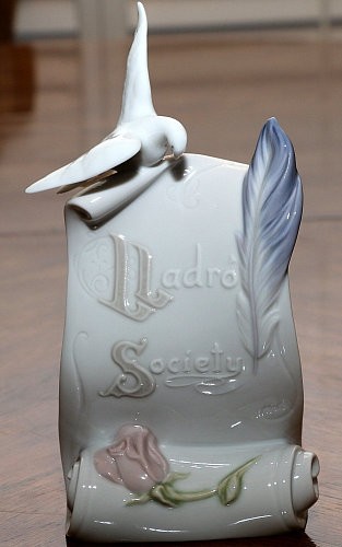 Lladro Art Brings Us Together 1999-99 1999 Membership Gift Porcelain Figurine