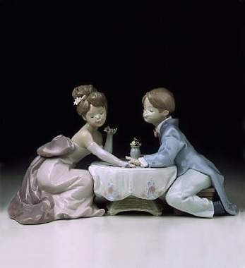 Lladro A Little Romance Porcelain Figurine