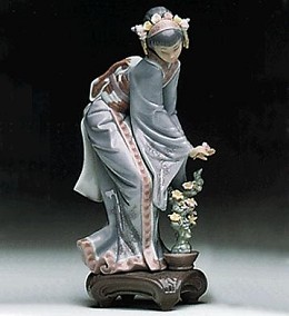 Mayumi 1983-97 by Lladro Image is watermarked for copyright protection and is not present on the actual art work.