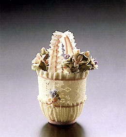 Sm.rnd.basket W/pink Lace  1987-91 by Lladro Image is watermarked for copyright protection and is not present on the actual art work.