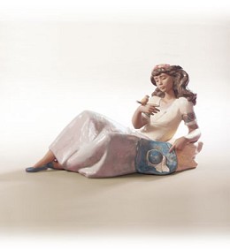 Noella by Lladro Image is watermarked for copyright protection and is not present on the actual art work.