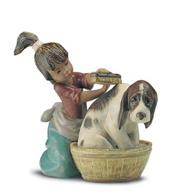 Bashful Bather 1994-2001 by Lladro Image is watermarked for copyright protection and is not present on the actual art work.