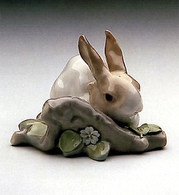 Rabbit Eating Brown 1971-98 by Lladro Image is watermarked for copyright protection and is not present on the actual art work.