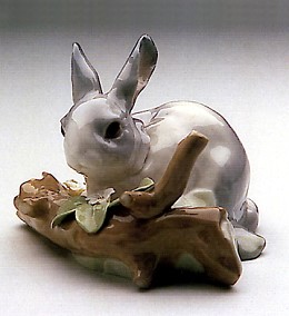 Rabbit Eating Grey 1971-98 by Lladro Image is watermarked for copyright protection and is not present on the actual art work.