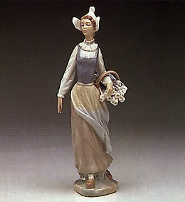 Dutch Girl 1974-85 by Lladro Image is watermarked for copyright protection and is not present on the actual art work.