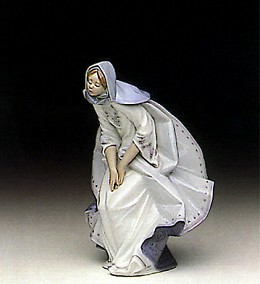 Mary 1991-96 by Lladro Image is watermarked for copyright protection and is not present on the actual art work.