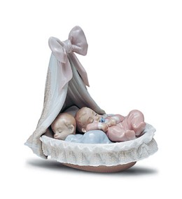 Sweet Dream Baby's 1994-01 by Lladro Image is watermarked for copyright protection and is not present on the actual art work.