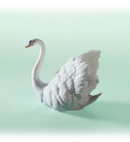 White Swan by Lladro Image is watermarked for copyright protection and is not present on the actual art work.