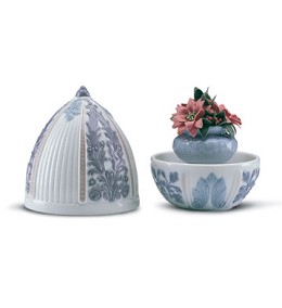 Winter Egg 1996-01 by Lladro Image is watermarked for copyright protection and is not present on the actual art work.