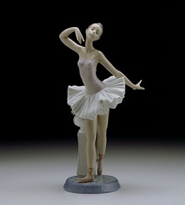 Stage Presence 1996-00 by Lladro Image is watermarked for copyright protection and is not present on the actual art work.