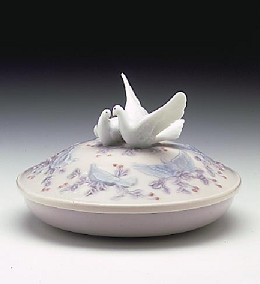 The Encounter by Lladro Image is watermarked for copyright protection and is not present on the actual art work.