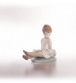 Rosy Posey by Lladro Image is watermarked for copyright protection and is not present on the actual art work.