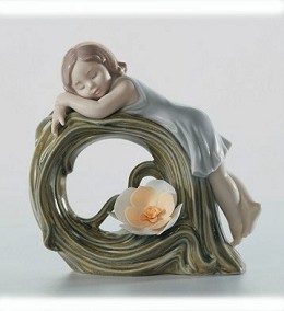 Childhood Dream by Lladro Image is watermarked for copyright protection and is not present on the actual art work.