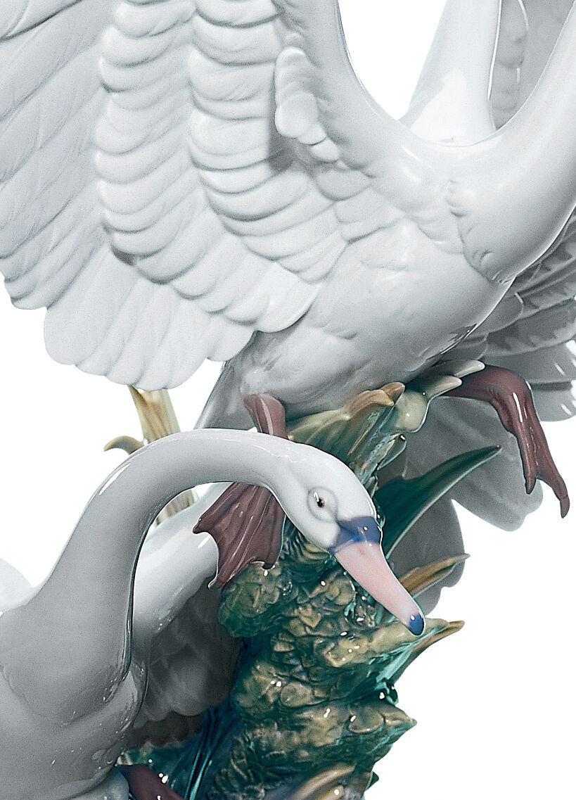 Lladro Swans Take Flight 5912 Porcelain Figurine