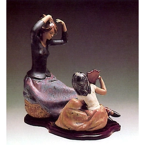 Lladro Tying The Ribbon 1980-85 Porcelain Figurine