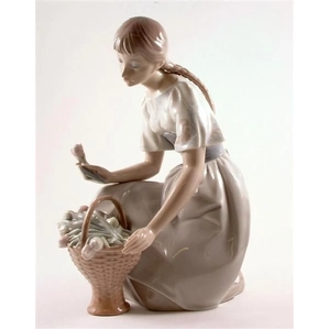Girl with Tulips 1970-78 by Lladro | Handcrafted Spanish