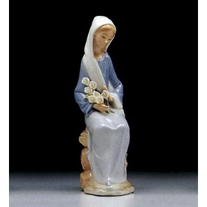 Girl with Lilies Sitting 1977-97 by Lladro | Handcrafted