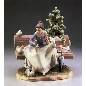 Lladro Feeding The Pigeons  1987-89 Porcelain Figurine