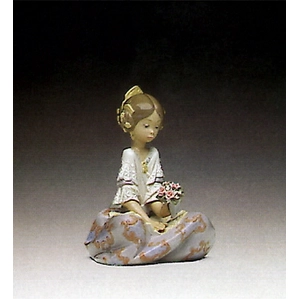 Lladro Serene Valencia 1992-94 Porcelain Figurine